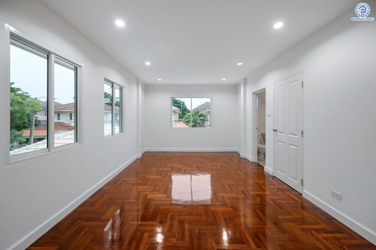 บ้านมือสองตกแต่งใหม่ โครงการ ชัยพฤกษ์ บางบัวทอง จากแบรนด์ LH หลังใหญ่กว่า 62.6 ตร.ว. ฟังก์ชัน 3 ห้องนอน 2 ห้องน้ำ จอดรถได้ 2 คัน พร้อม Facilities ครบครัน บนทำเลเดินทางสะดวก ติดถนนบางกรวย-ไทรน้อย ใกล้เซ็นทรัลเวสต์เกต และรถไฟฟ้าสายสีม่วง "สถานีบางพลู"...